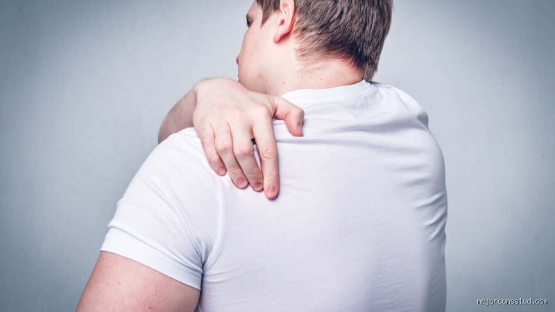 Pourquoi mon dos me gratte tous les soirs ?