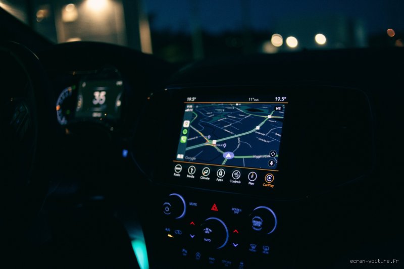 Comment avoir Waze sur l'écran de ma voiture ?