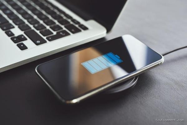 Comment charger son téléphone sans chargeur et sans câble ?