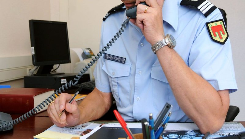 Comment un civil doit appeler un gendarme ?
