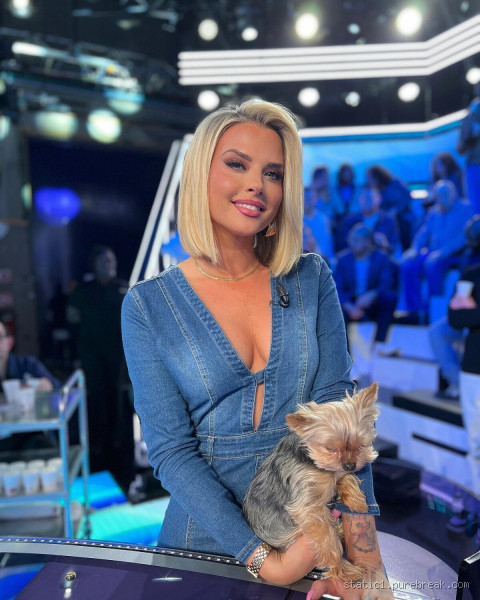 Comment s'appelle le chien de Kelly Vedovelli ? Découvrez son compagnon fidèle
