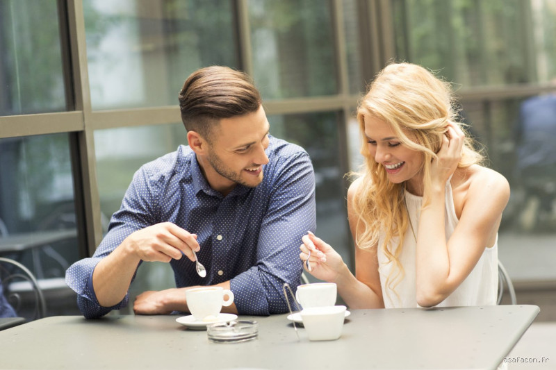 Comment savoir si une fille t'aime en silence ? 5 signes qui ne trompent pas