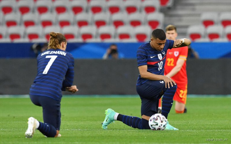 Pourquoi les joueurs se sont mis à genoux ?