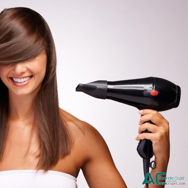 Est-ce que c'est bon de sécher ses cheveux à l'air libre ? La vérité scientifique sur une habitude qu'on croit inoffensive