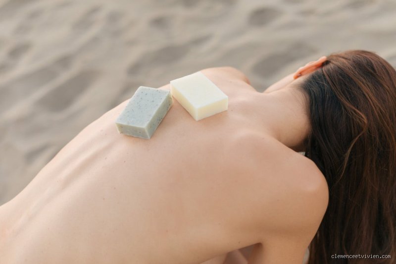 Est-il acceptable de dormir sans se laver les cheveux après la baignade ? Le verdict sans concession sur les risques capillaires nocturnes
