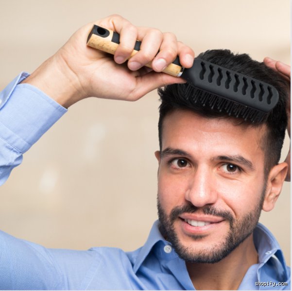Est-il vraiment important de se brosser les cheveux homme : le grand débat de la routine