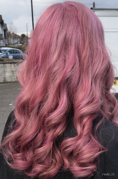 Quel rose pour une blonde : le guide ultime de la carnation au style parfait