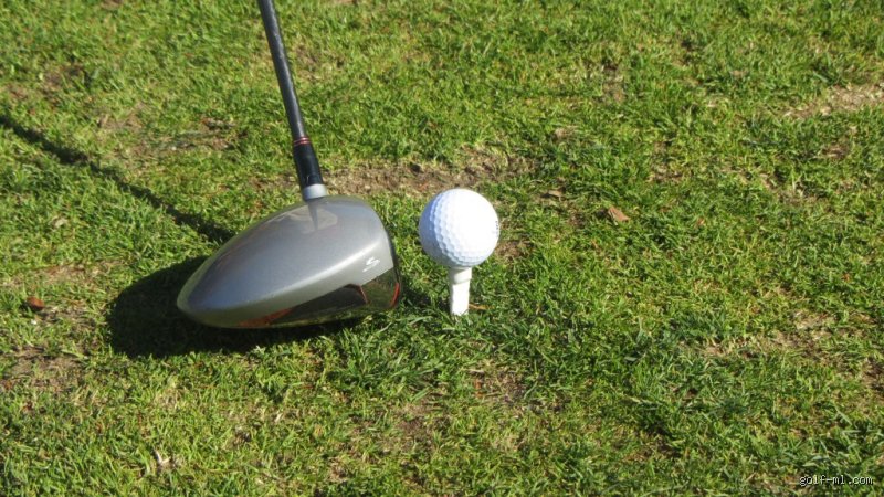 Comment s'appelle l'objet pour poser la balle de golf ?