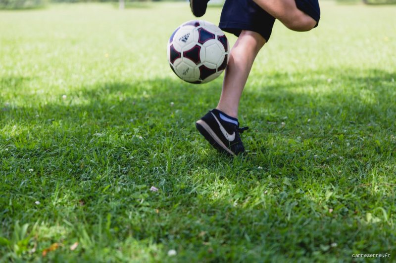 Comment s'entraîner au foot dans son jardin quand on n'a pas un terrain de Premier League