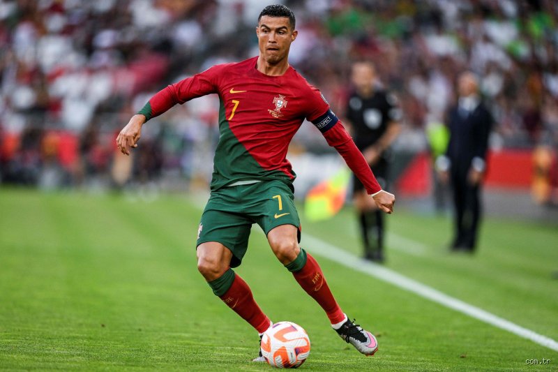 Est-ce que Ronaldo joue avec le Portugal ?