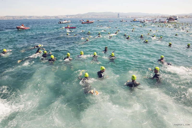 Jusqu'à quelle distance les nageurs sont-ils autorisés à nager sous l'eau lors des compétitions officielles ?