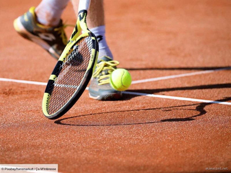 Pourquoi les joueurs de tennis font rebondir la balle avant de servir ?