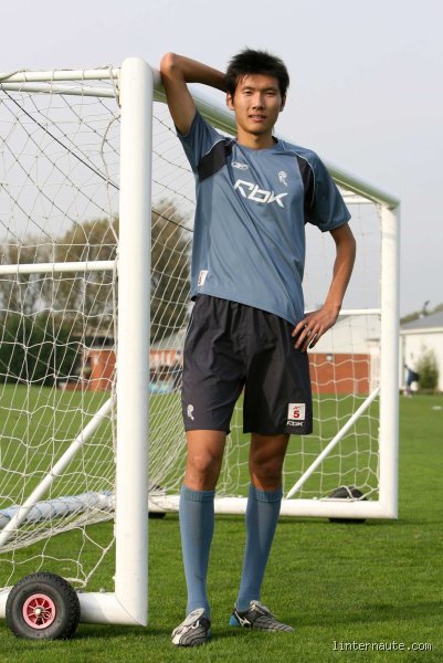 Quel est le plus grand joueur de foot du monde en taille ? Le classement ultime des géants des pelouses
