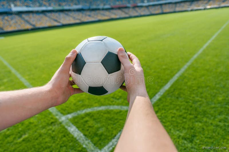Les Mains Magiques du Sport : Qui a le Droit de Toucher le Ballon ?