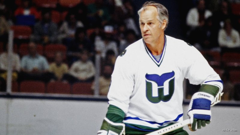 Qui est le plus vieux joueur de la Ligue nationale de hockey de l'histoire et des patinoires actuelles