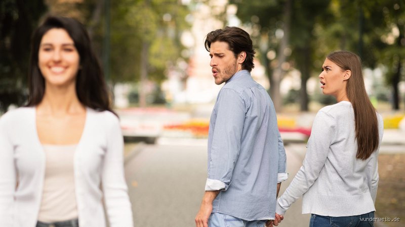 Warum schaut ein Mann? Die faszinierende Psychologie hinter dem männlichen Blick und was er wirklich bedeutet