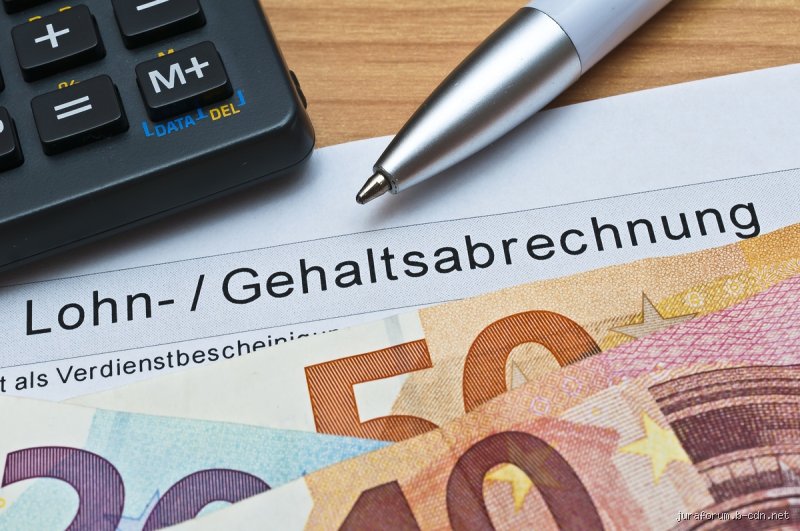Was ist besser Gehalt oder Stundenlohn?