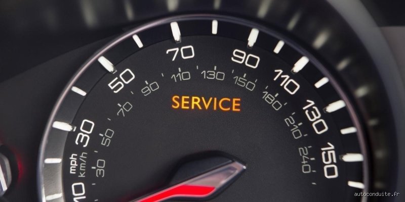 Pourquoi le Voyant Service Reste Allumé sur Votre Voiture ?