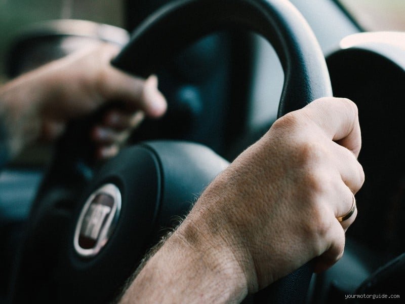 Quand je démarre ma voiture elle tremble : causes et solutions précises