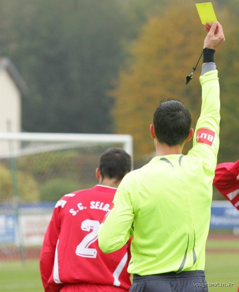 Qui a inventé les cartons jaunes et rouges au football ?